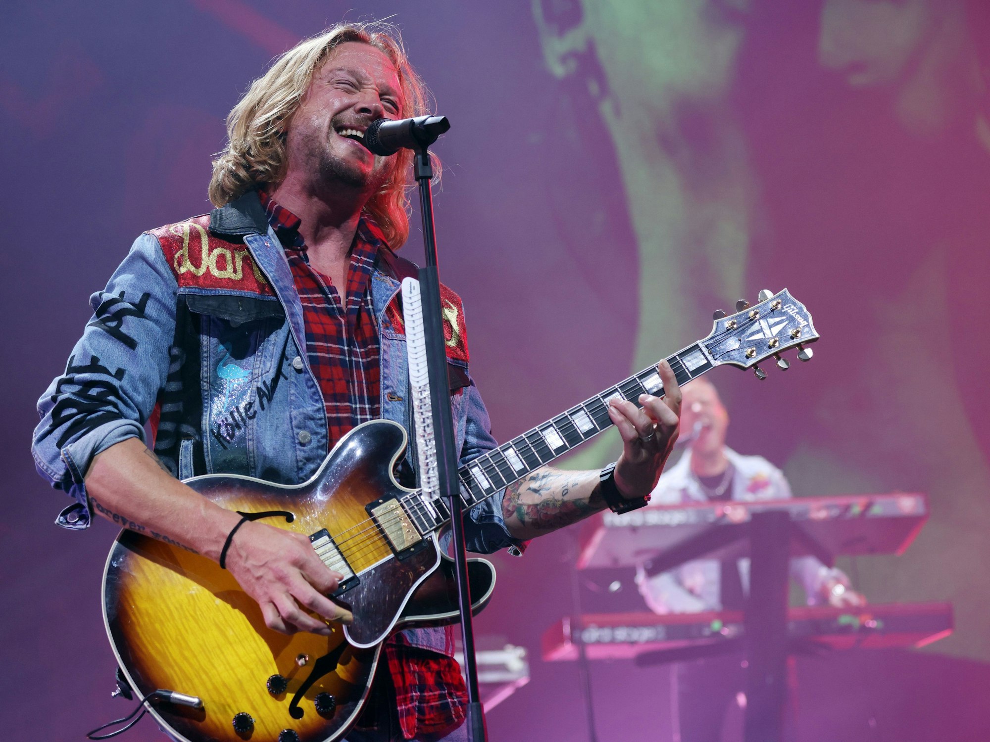 Die Band Sunrise Avenue mit Frontmann Samu Haber spielt in der Lanxess Arena in Köln.