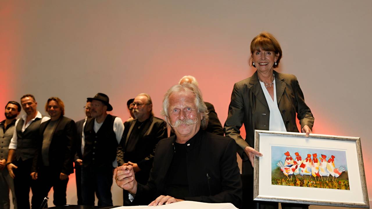 Henning Krautmacher trägt sich neben Henriette Reker in das Buch der Stadt Köln ein.