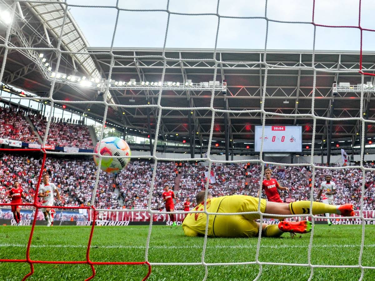 Marvin Schwäbe lässt einen Schuss von Leipzigs Timo Werner ins Tor.