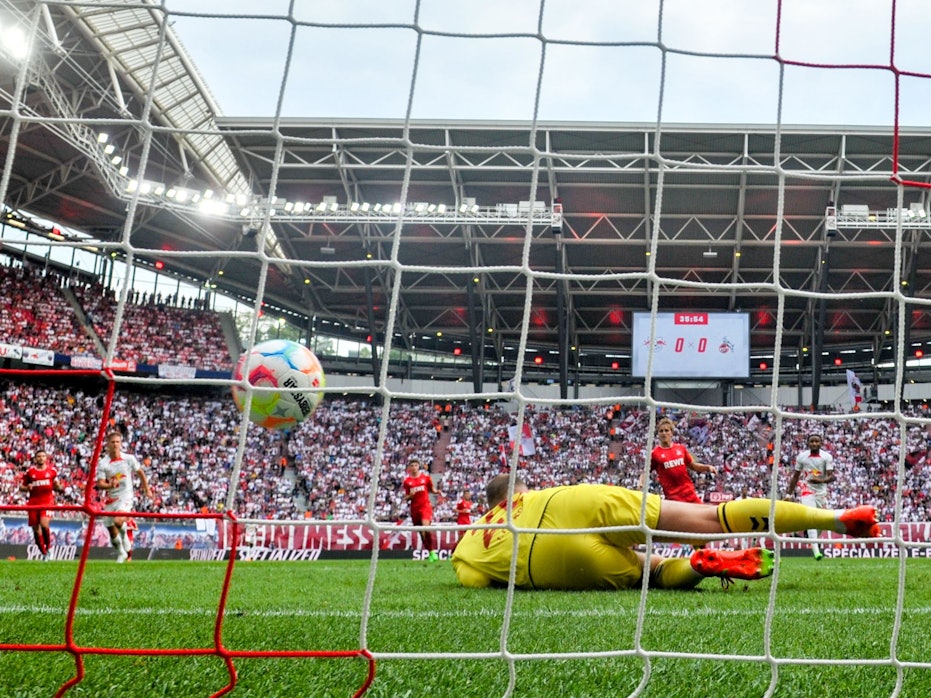 Marvin Schwäbe lässt einen Schuss von Leipzigs Timo Werner ins Tor.