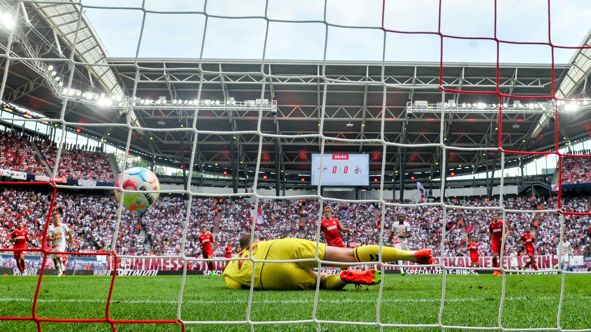 Marvin Schwäbe lässt einen Schuss von Leipzigs Timo Werner ins Tor.