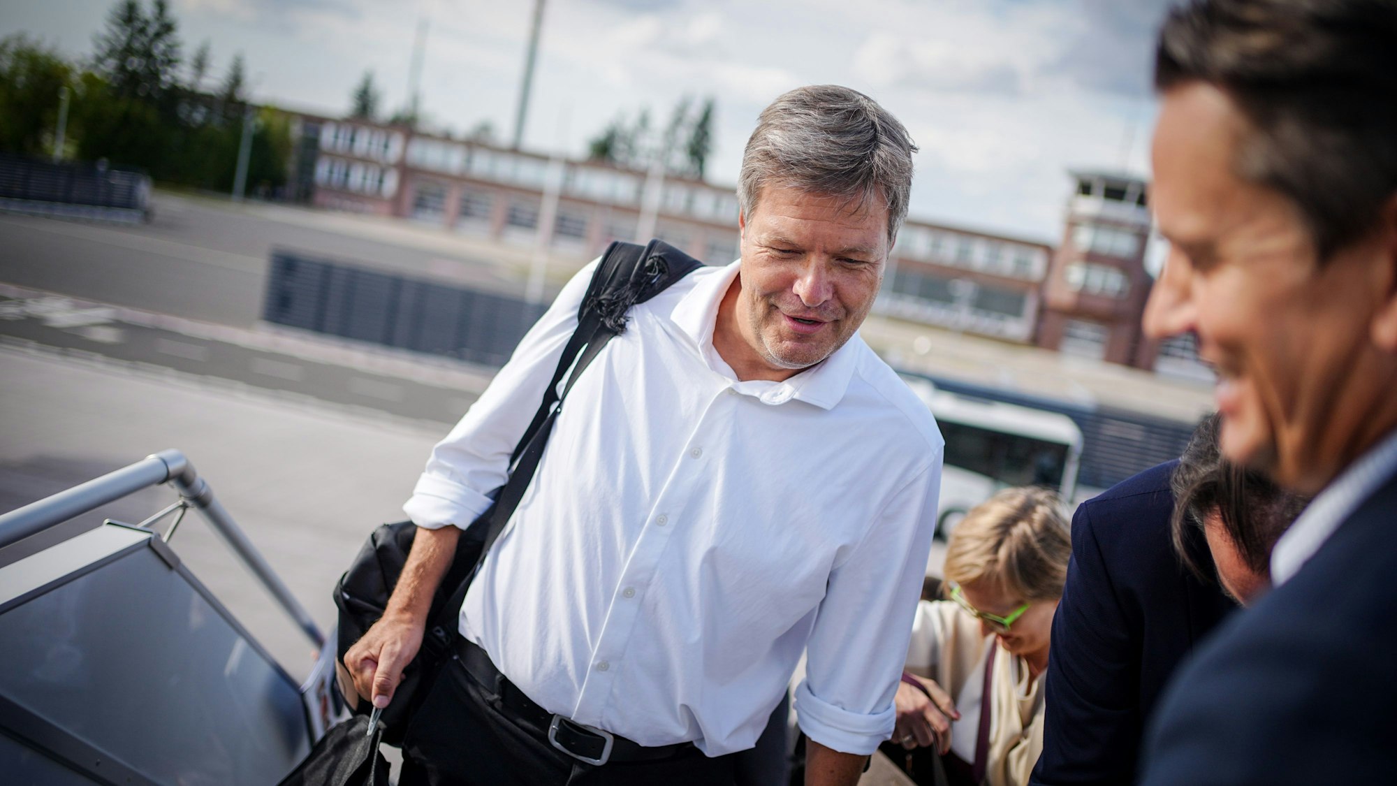 Wirtschaftsminister Habeck (Grüne) auf dem Weg nach Kanada: Die Einkäufer der Gasversorger suchen intensiv nach neuen Bezugsquellen in aller Welt. Ein erster wichtiger Speicherstand ist erreicht, allerdings sind weiterhin regionale Mangellagen möglich.