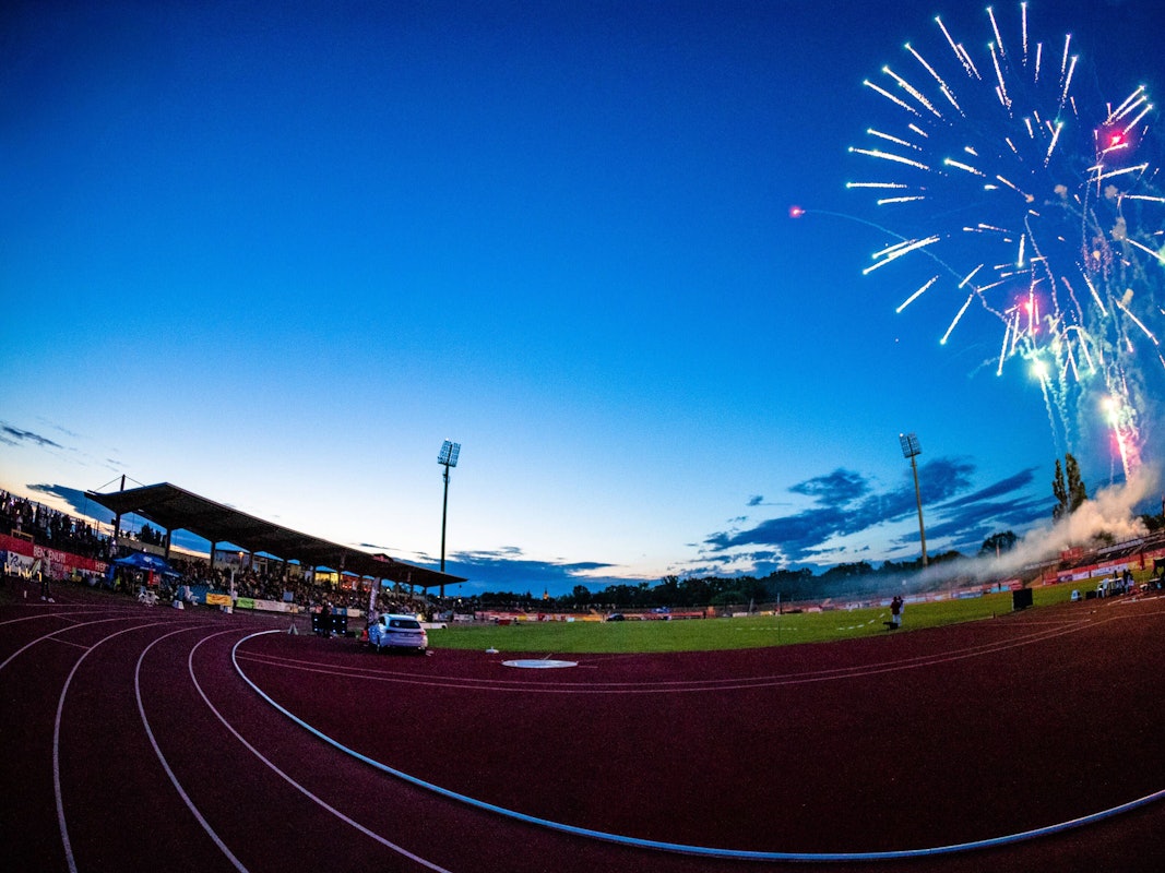 Abschlussfeuerwerk während des internationalen Anhalt Leichtathletik Meeting 2022 im Paul-Greifzu-Stadion.