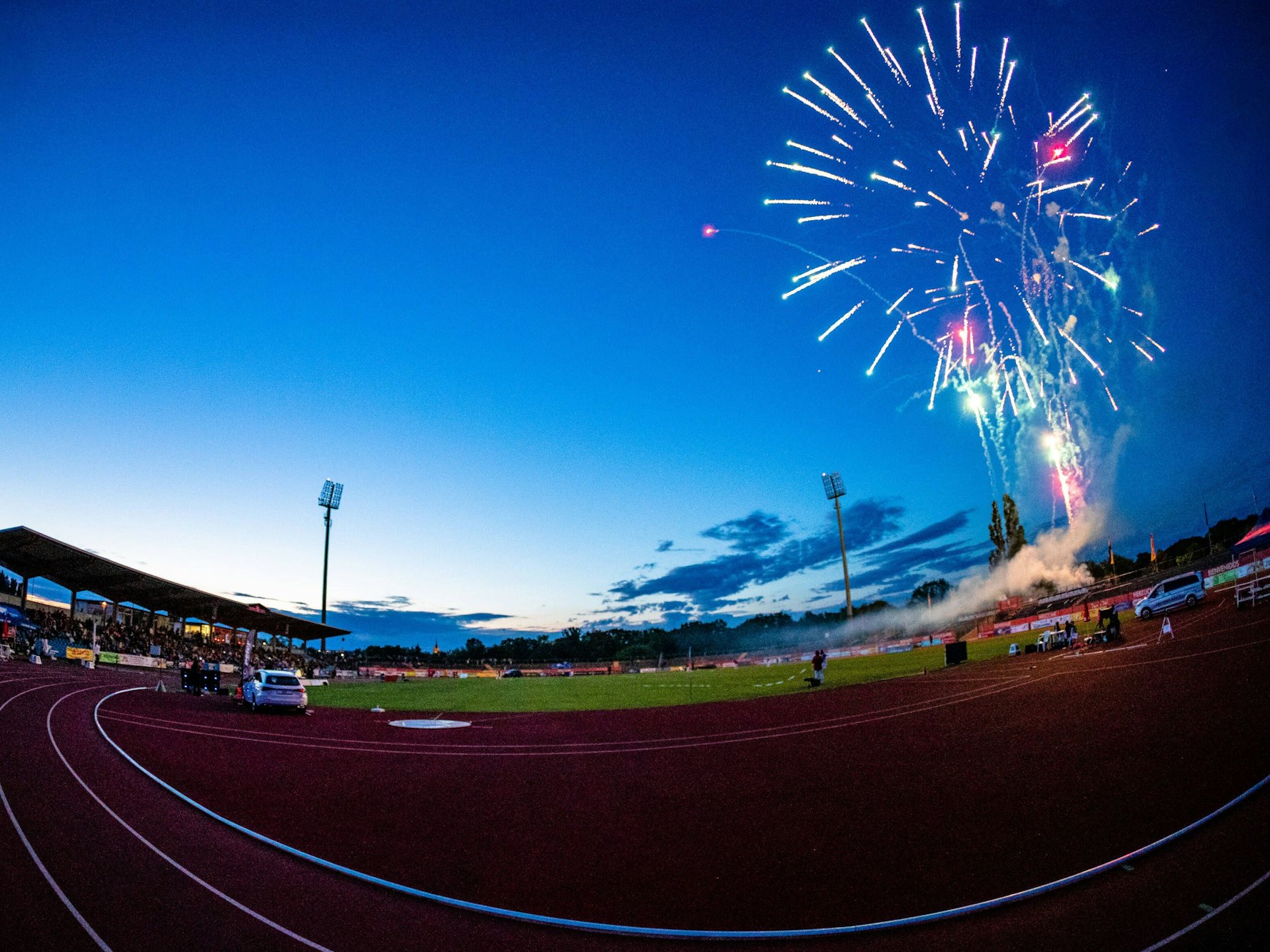 Abschlussfeuerwerk während des internationalen Anhalt Leichtathletik Meeting 2022 im Paul-Greifzu-Stadion.