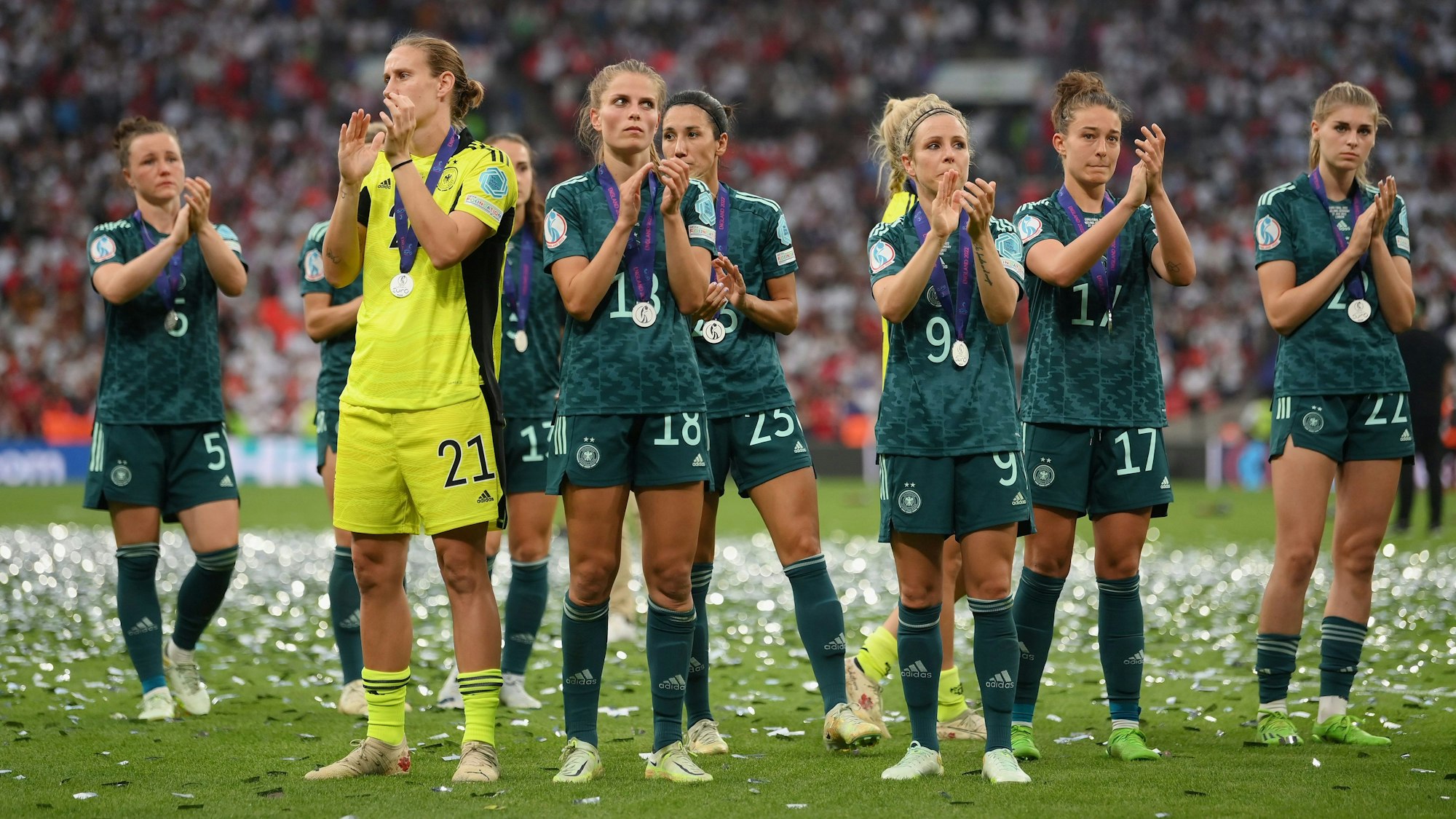 Die DFB-Frauen klatschen nach dem verlorenen EM-Finale gegen England in Wembley enttäuscht den Fans zu. Im September geht es mit der WM-Quali weiter.