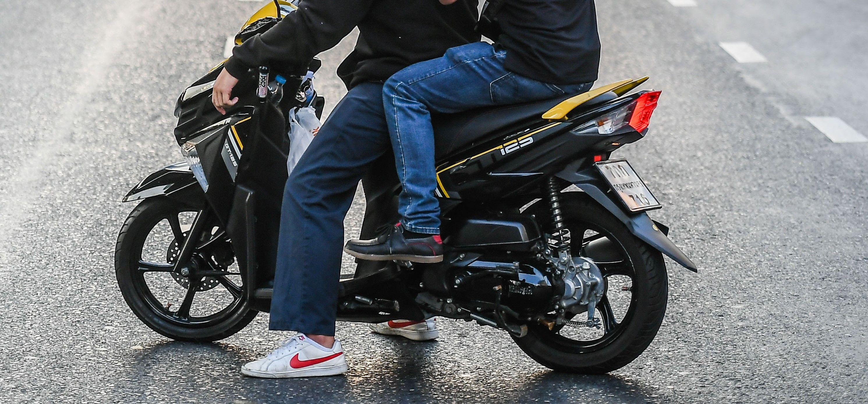 Die Polizei Köln sucht nach zwei Rucksackdieben, die mit einem Motorroller unterwegs waren. Das Foto zeigt zwei Personen auf einem Motorroller.