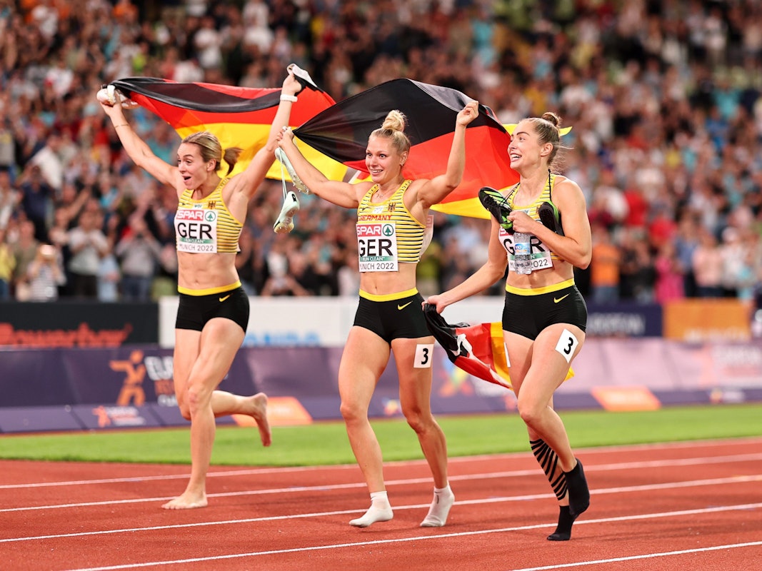Jubel und Ehrenrunde: Die deutschen Frauen nach EM-Gold über 4 x 100 Meter.