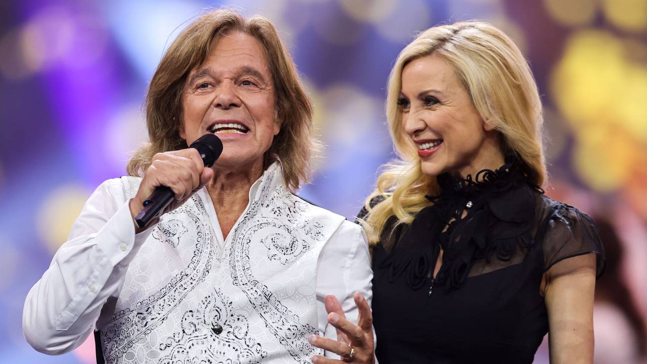 "Das große Schlagercomeback" - Live-Show aus Leipzig - Das Erste. Schlagersänger Jürgen Drews und seine Frau Ramona stehen auf der Bühne.