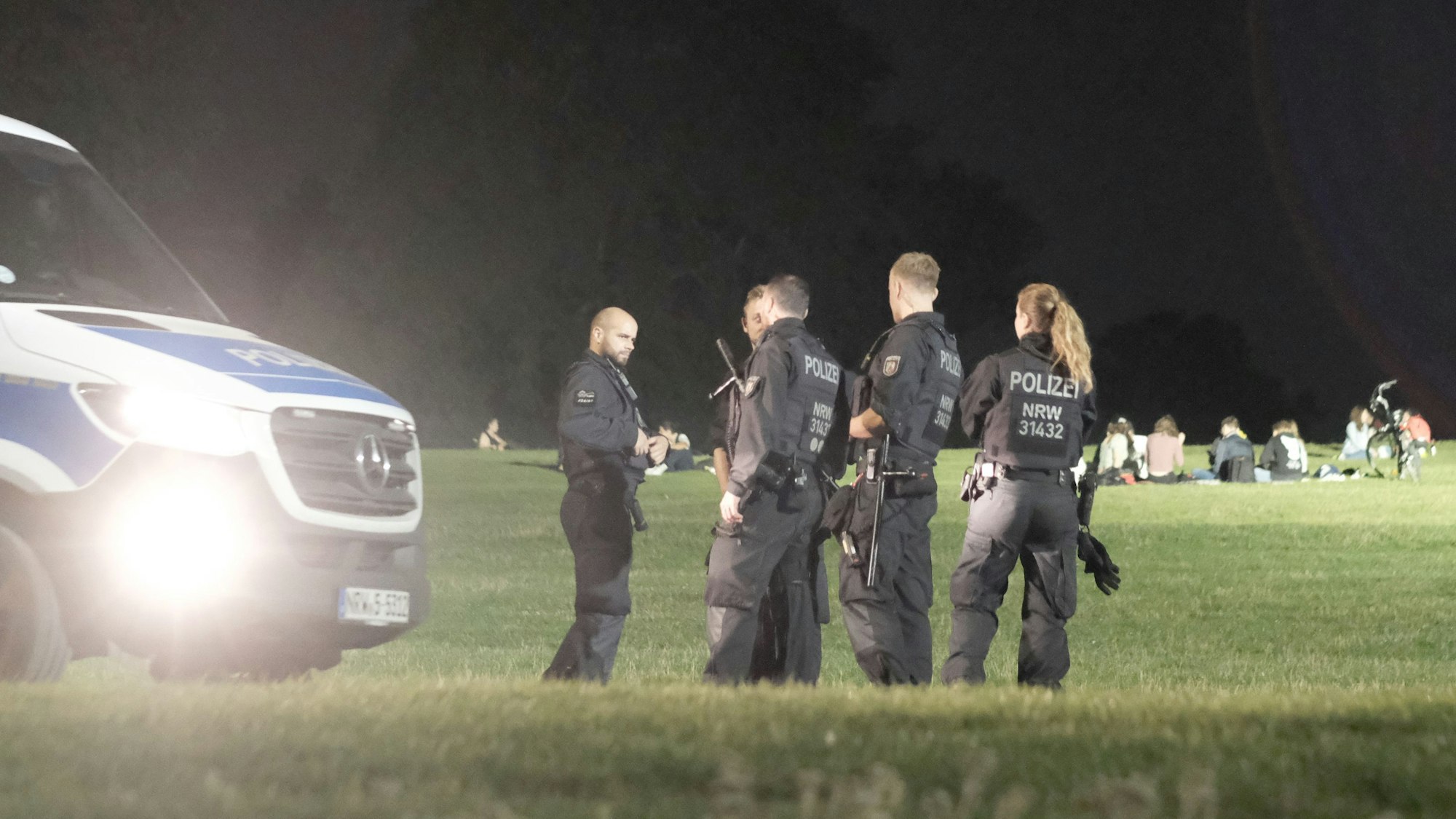 20.08.2021, Köln: Polizei und Ordnungsamt zeigen Präsenz am Aachener Weiher. Foto: Max Grönert.