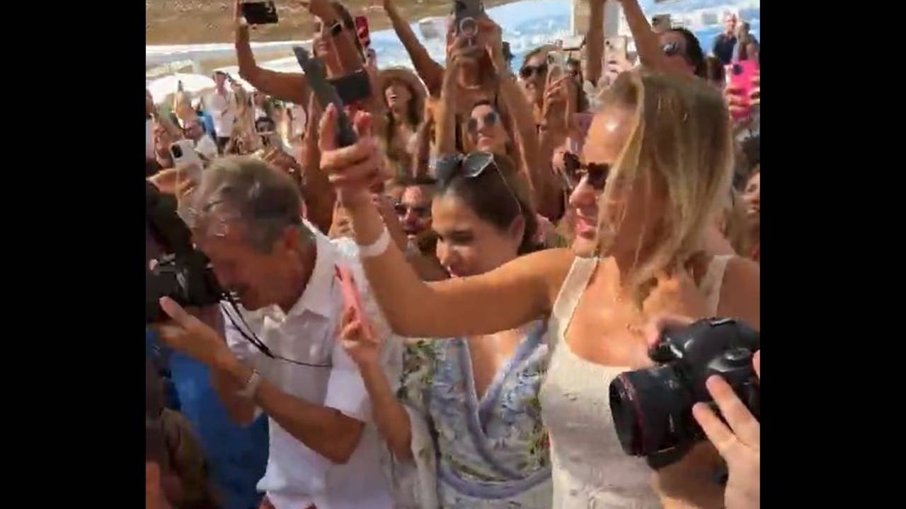 Was für ein Auftritt! Die Partygäste im La Guérite auf der Ile Sainte Marguerite vor Cannes konnten es kaum glauben.