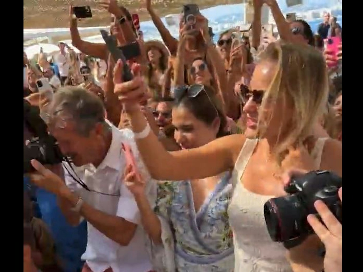 Was für ein Auftritt! Die Partygäste im La Guérite auf der Ile Sainte Marguerite vor Cannes konnten es kaum glauben.