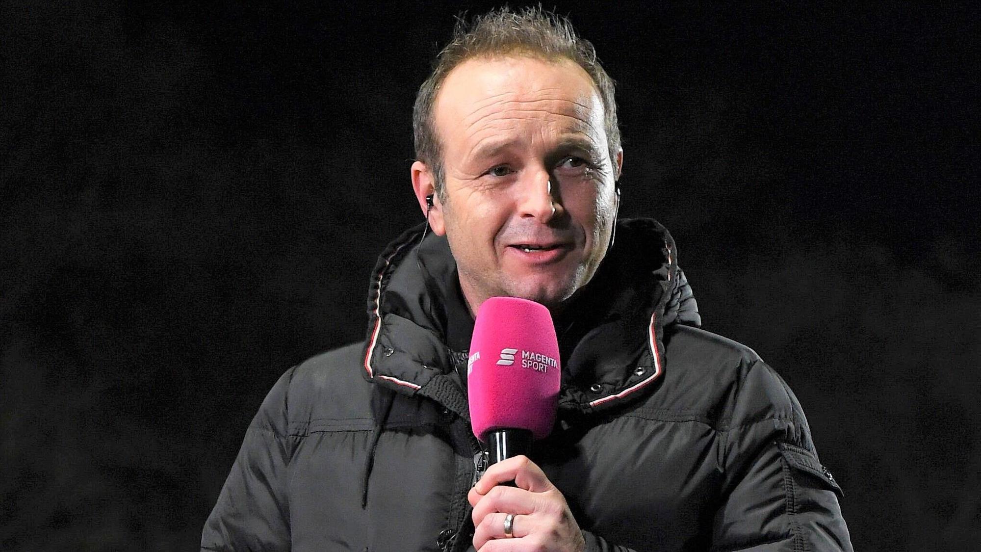 Dirk Lottner spricht beim Spiel von Viktoria Köln in der 3. Liga ins Mikrofon von Magenta Sport.