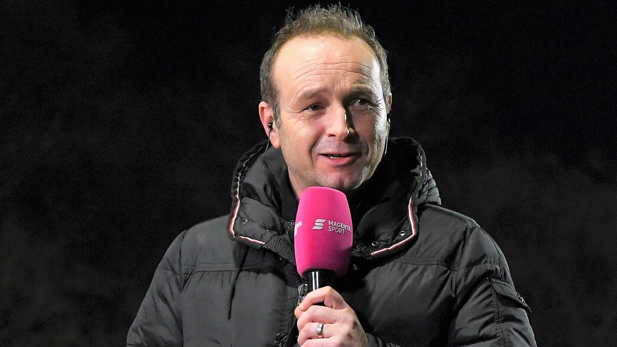 Dirk Lottner spricht beim Spiel von Viktoria Köln in der 3. Liga ins Mikrofon von Magenta Sport.
