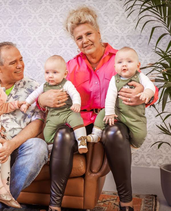 Silvia Wollny, hier mit ihrem Harald bei einem Fototermin für „Die Wollnys – Eine schrecklich große Familie!“, hat mit Cataleya, Emory und Casey schon drei bezaubernde Enkel. Nun soll noch eins dazukommen.