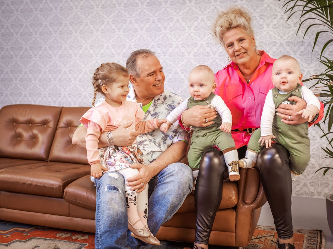 Silvia Wollny, hier mit ihrem Harald bei einem Fototermin für „Die Wollnys – Eine schrecklich große Familie!“, hat mit Cataleya, Emory und Casey schon drei bezaubernde Enkel. Nun soll noch eins dazukommen.