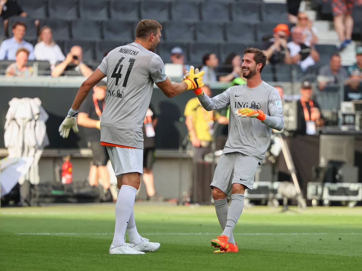 Dirk Nowitzki und Kevin Trapp beim Benefizspiel Champions for Charity.