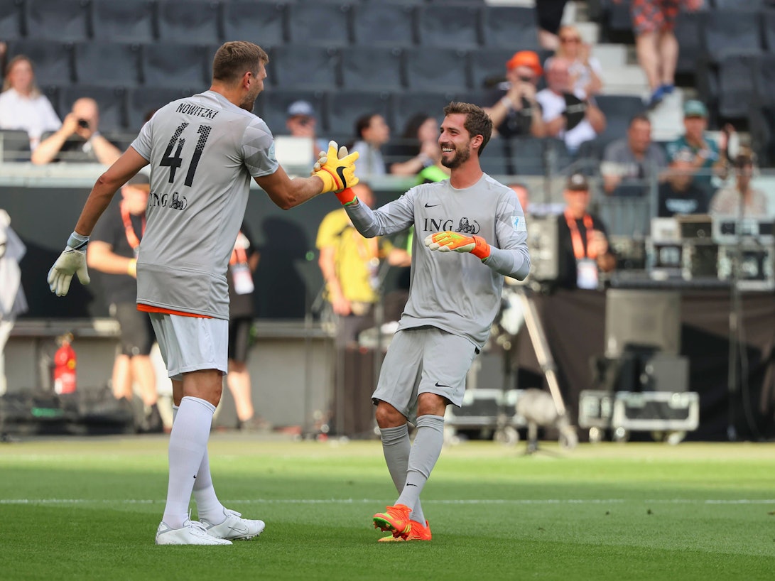 Dirk Nowitzki und Kevin Trapp beim Benefizspiel Champions for Charity.