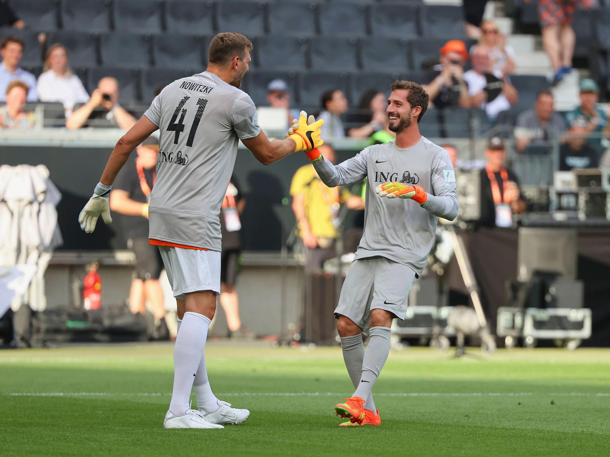 Dirk Nowitzki und Kevin Trapp beim Benefizspiel Champions for Charity.