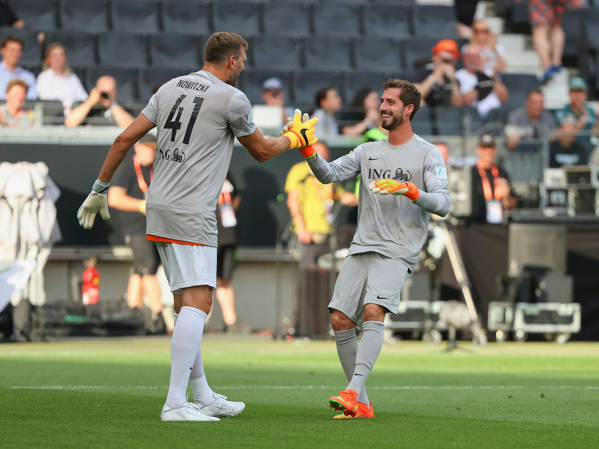Dirk Nowitzki und Kevin Trapp beim Benefizspiel Champions for Charity.