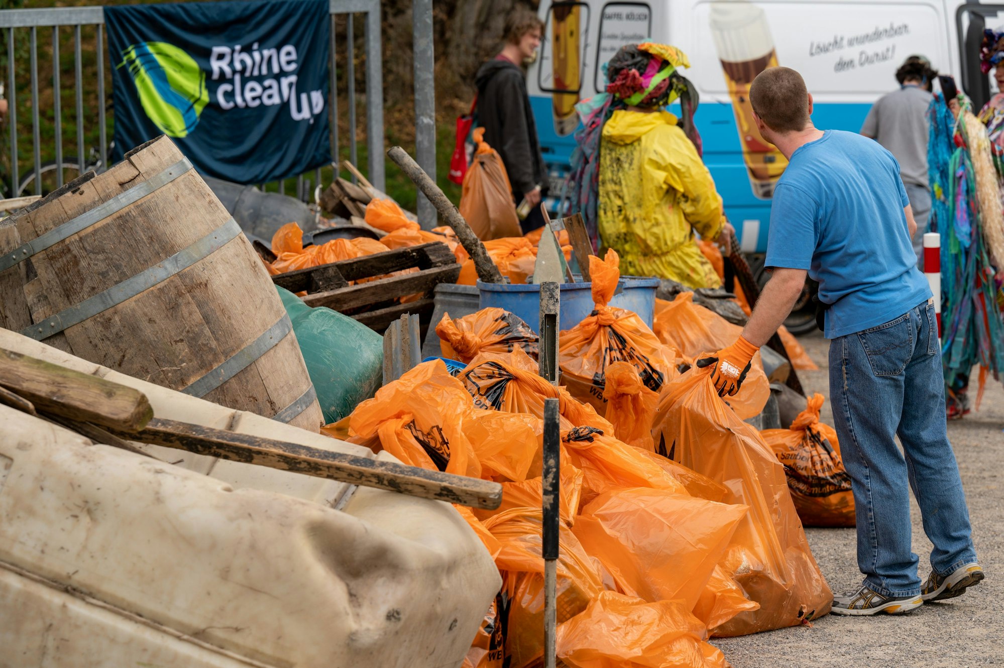 Müllsäcke und Unrat stehen gesammelt auf einer Stelle.