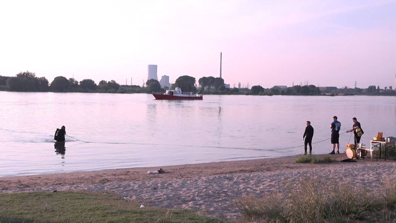 Beim Baden im Rhein ist ein Vater mit seinen vier Kindern vom Sog eines Schiffes erfasst worden. Unser Foto zeigt Taucher bei einem Einsatz am Rhein bei Duisburg.