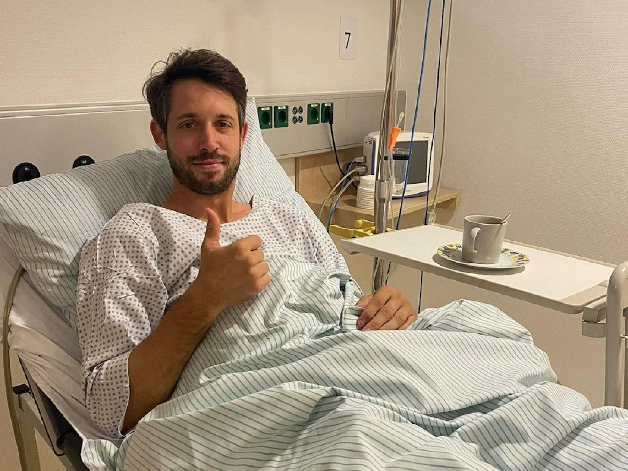 Mark Uth vom 1. FC Köln liegt im Krankenbett und hebt den Daumen