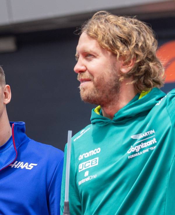 Mick Schumacher (l.) und Sebastian Vettel winken auf der Fahrer-Parade beim Renn-Wochenende der Formel 1 in Österreich.