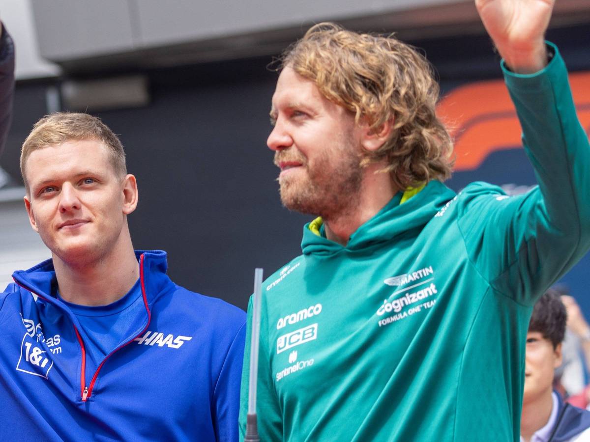 Mick Schumacher (l.) und Sebastian Vettel winken auf der Fahrer-Parade beim Renn-Wochenende der Formel 1 in Österreich.