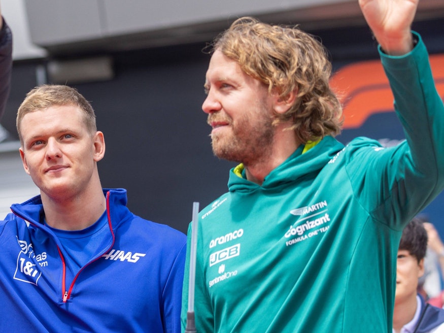 Mick Schumacher (l.) und Sebastian Vettel winken auf der Fahrer-Parade beim Renn-Wochenende der Formel 1 in Österreich.