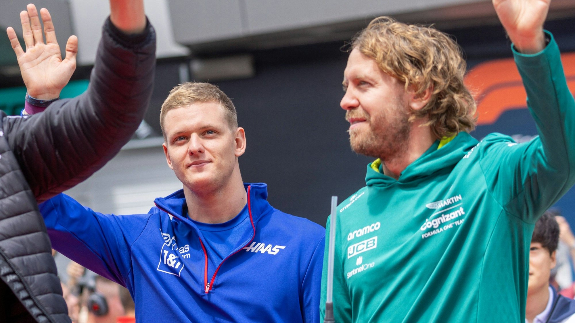 Mick Schumacher (l.) und Sebastian Vettel winken auf der Fahrer-Parade beim Renn-Wochenende der Formel 1 in Österreich.