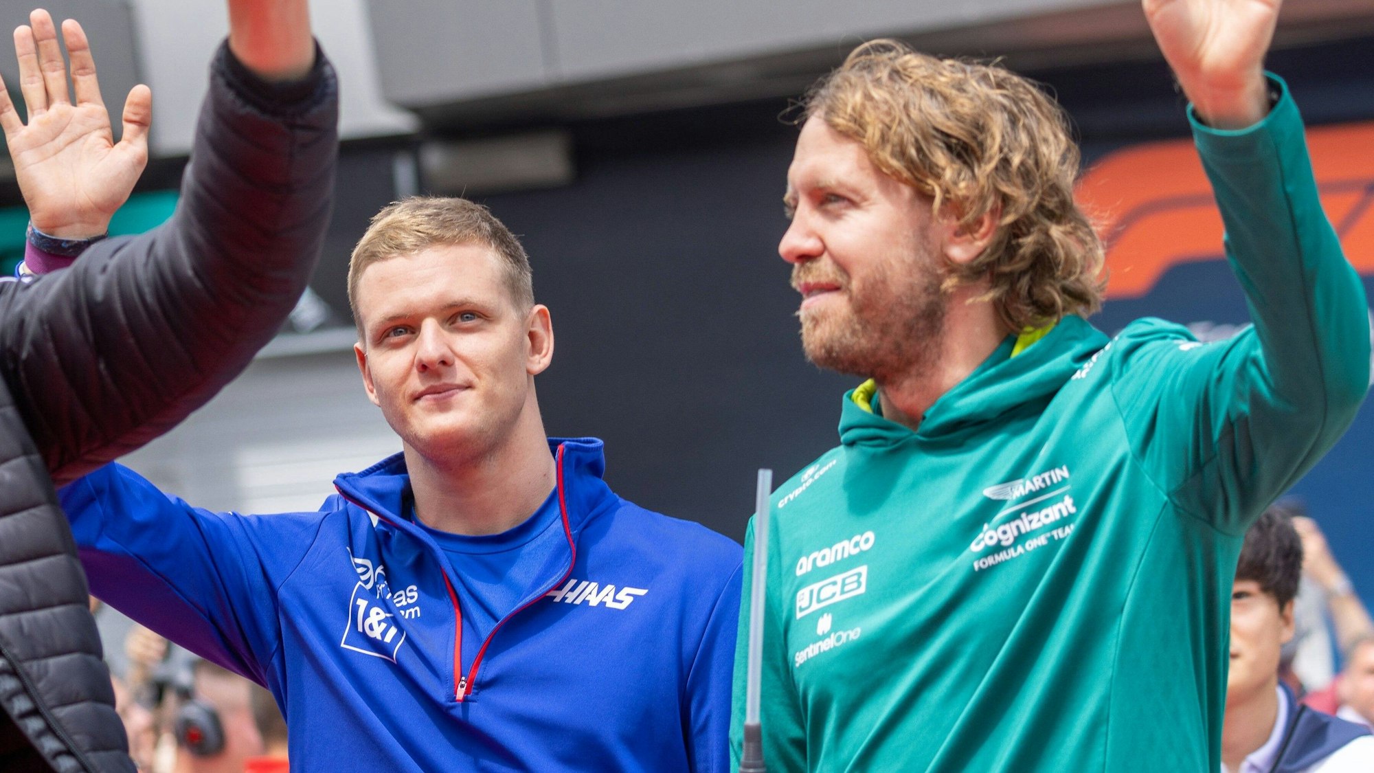 Mick Schumacher (l.) und Sebastian Vettel winken auf der Fahrer-Parade beim Renn-Wochenende der Formel 1 in Österreich.