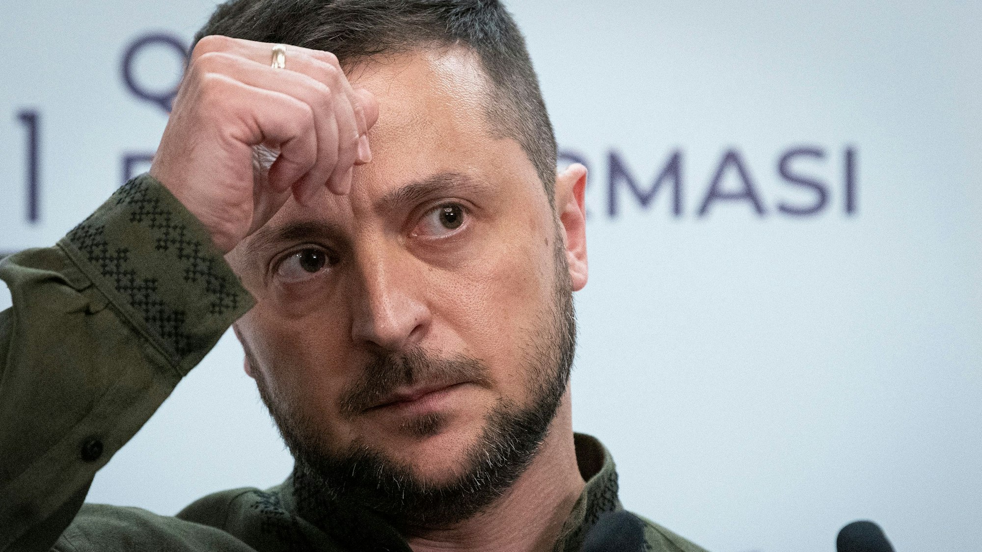Der ukrainische Präsident Wolodymyr Selenskyj bei einer Pressekonferenz.