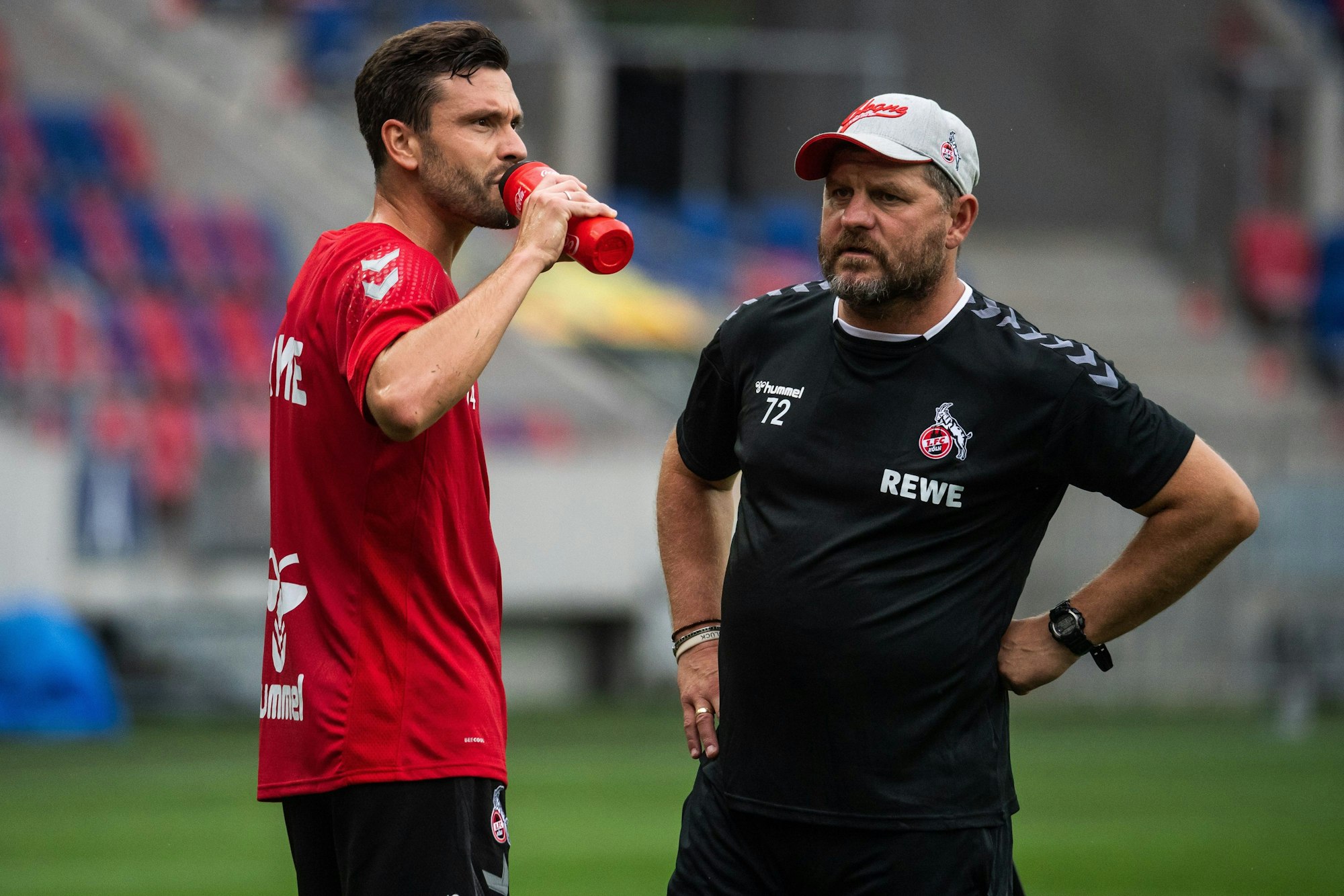 Jonas Hector und Steffen Baumgart stehen beim Abschlusstraining zusammen