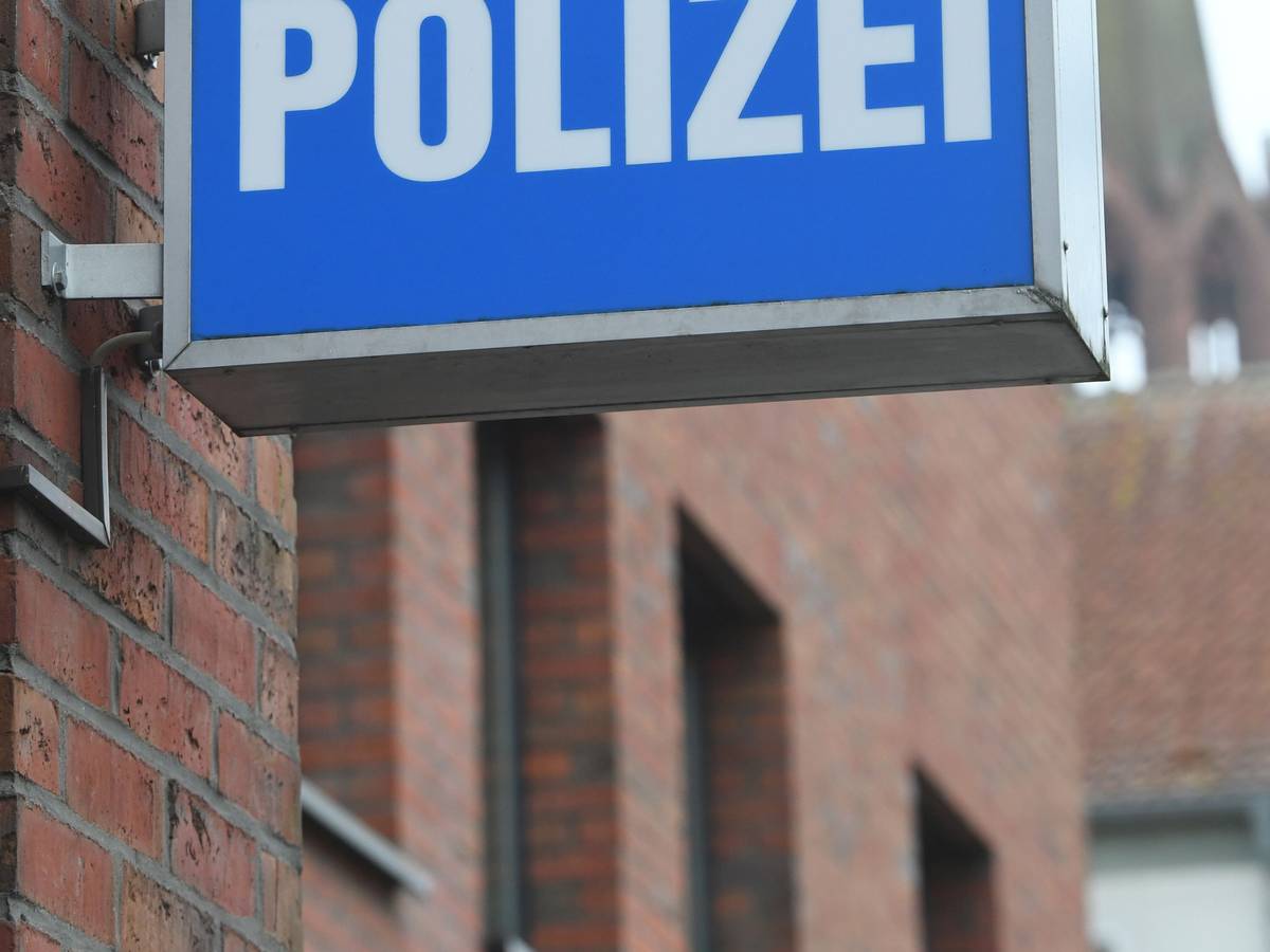Mit einem besonderen Fall mussten sich die Beamten und Beamtinnen auf der Polizeiwache in Wanne-Eickel beschäftigen. Das Foto zeigt das Schild einer Polizeiwache.