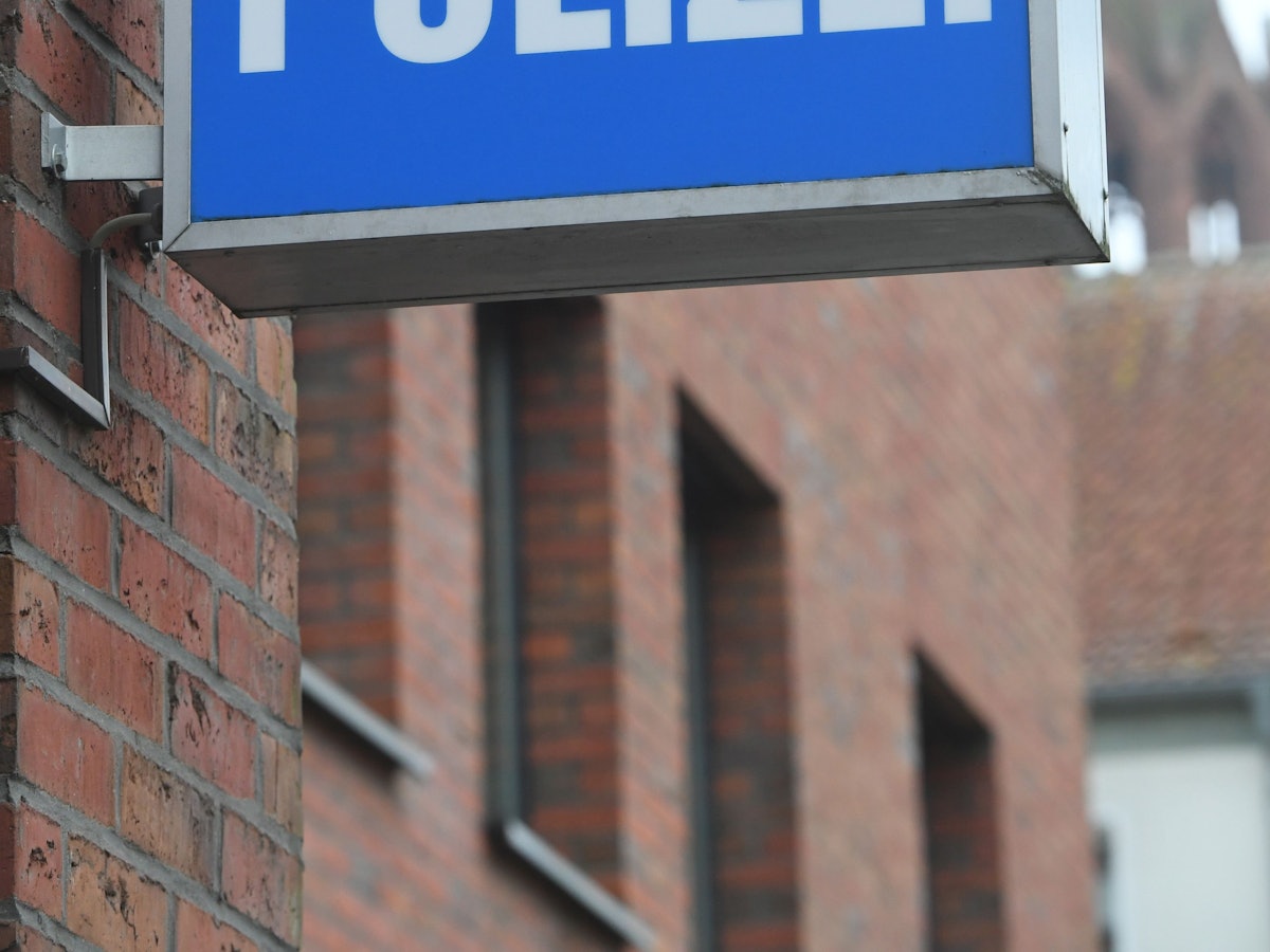 Mit einem besonderen Fall mussten sich die Beamten und Beamtinnen auf der Polizeiwache in Wanne-Eickel beschäftigen. Das Foto zeigt das Schild einer Polizeiwache.