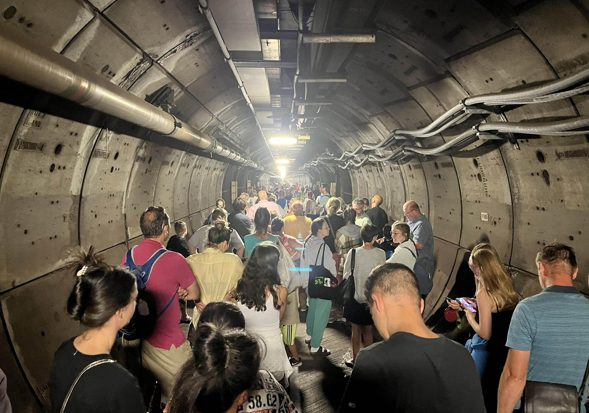 Nach der Zug-Panne mussten Passagiere im Tunnel ihre Wagen verlassen und wurden zu Fuß durch einen Nottunnel des Eurotunnels begleitet. Der Eurotunnel ist ein gut 50 Kilometer langer Eisenbahntunnel unter dem Ärmelkanal.