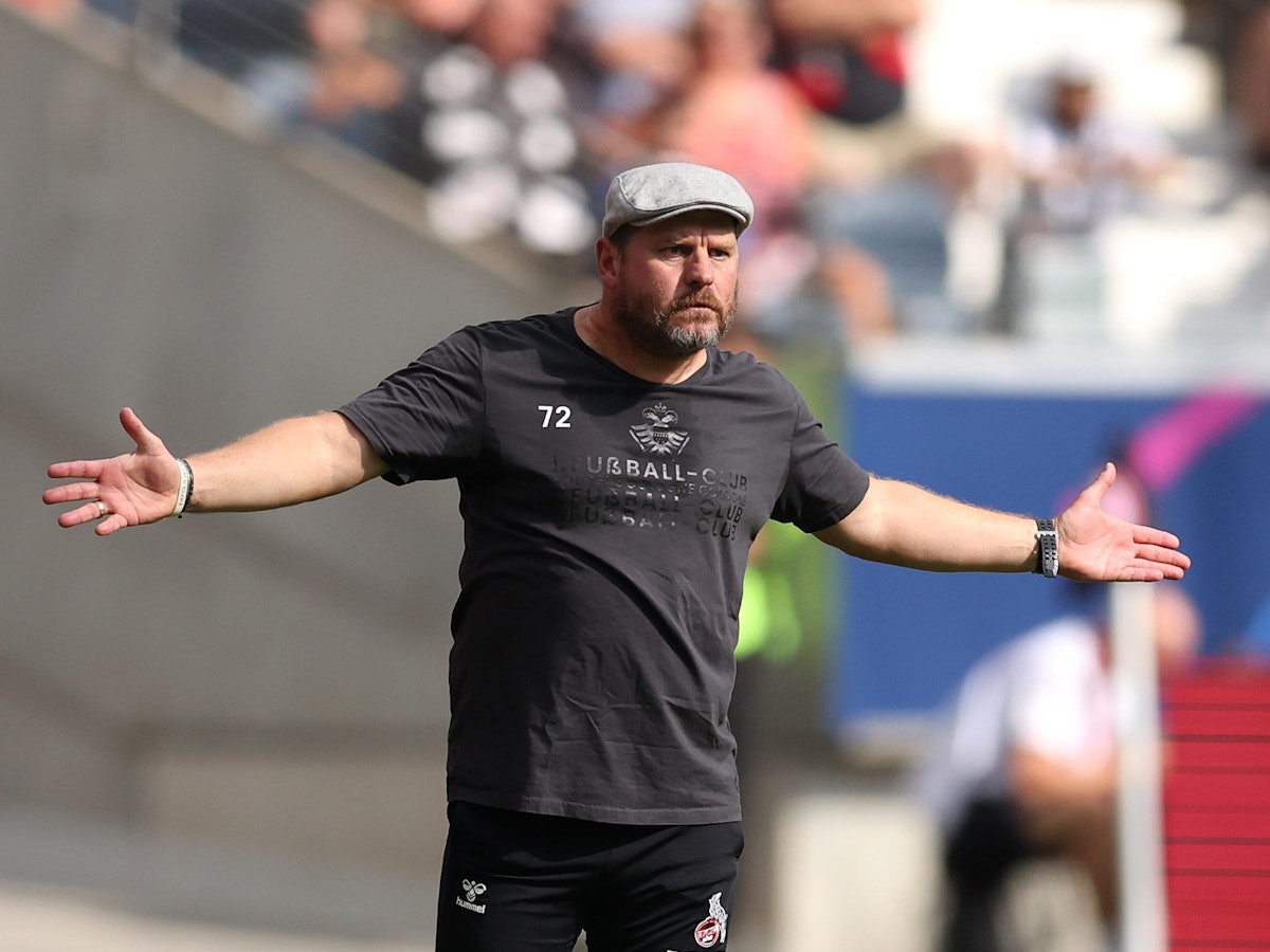 Steffen Baumgart reagiert an der Seitenlinie.