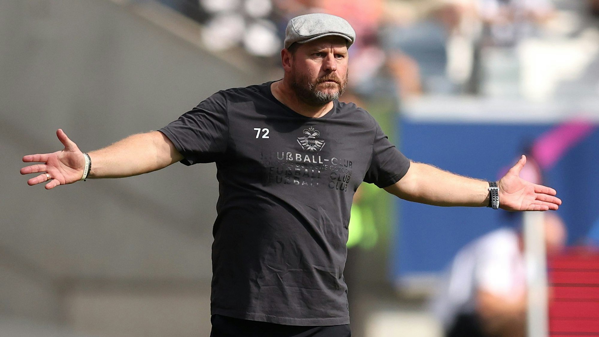 Steffen Baumgart reagiert an der Seitenlinie.