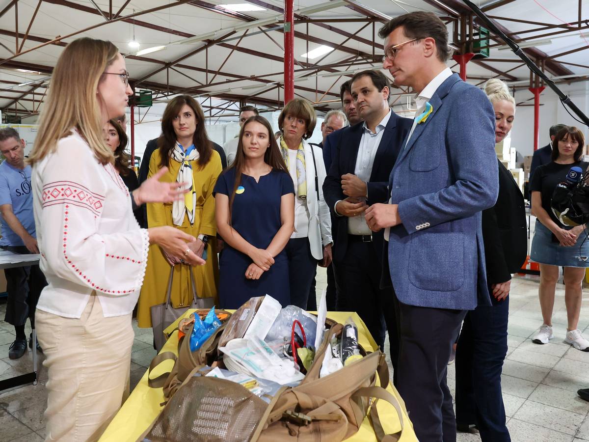 Ministerpräsident Hendrik Wüst besucht Spendenlager des Deutsch-Ukrainischen Vereins Blau-Gelbes Kreuz.