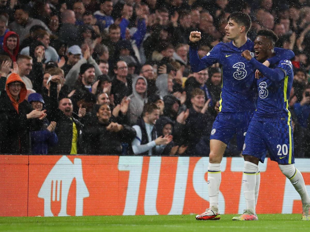 Kai Havertz und Hudson Odoi jubeln beim FC Chelsea.