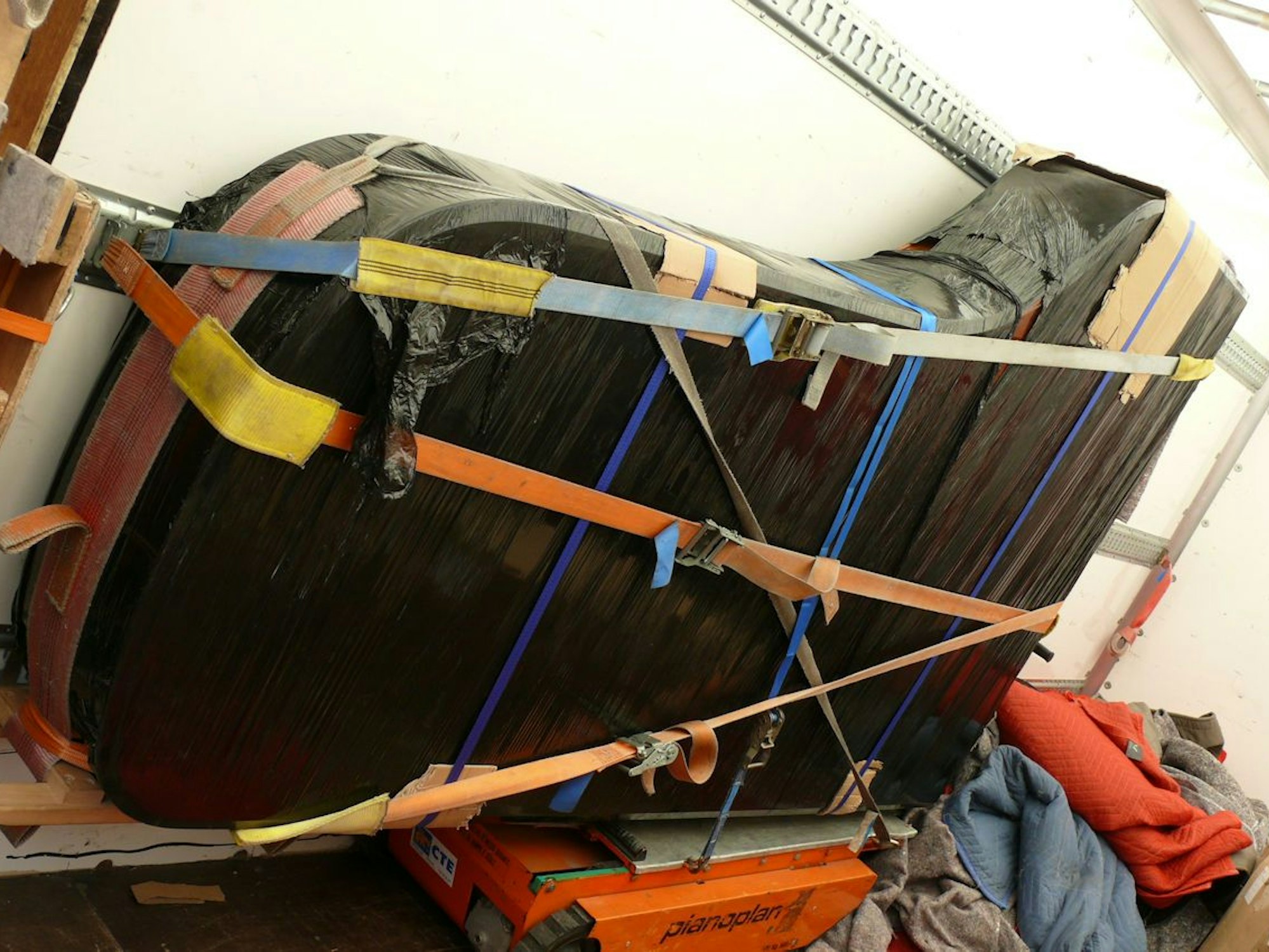 Ein Klavier steht zur Kontrolle beim Zoll. Die Tastatur ist aus Elfenbein.