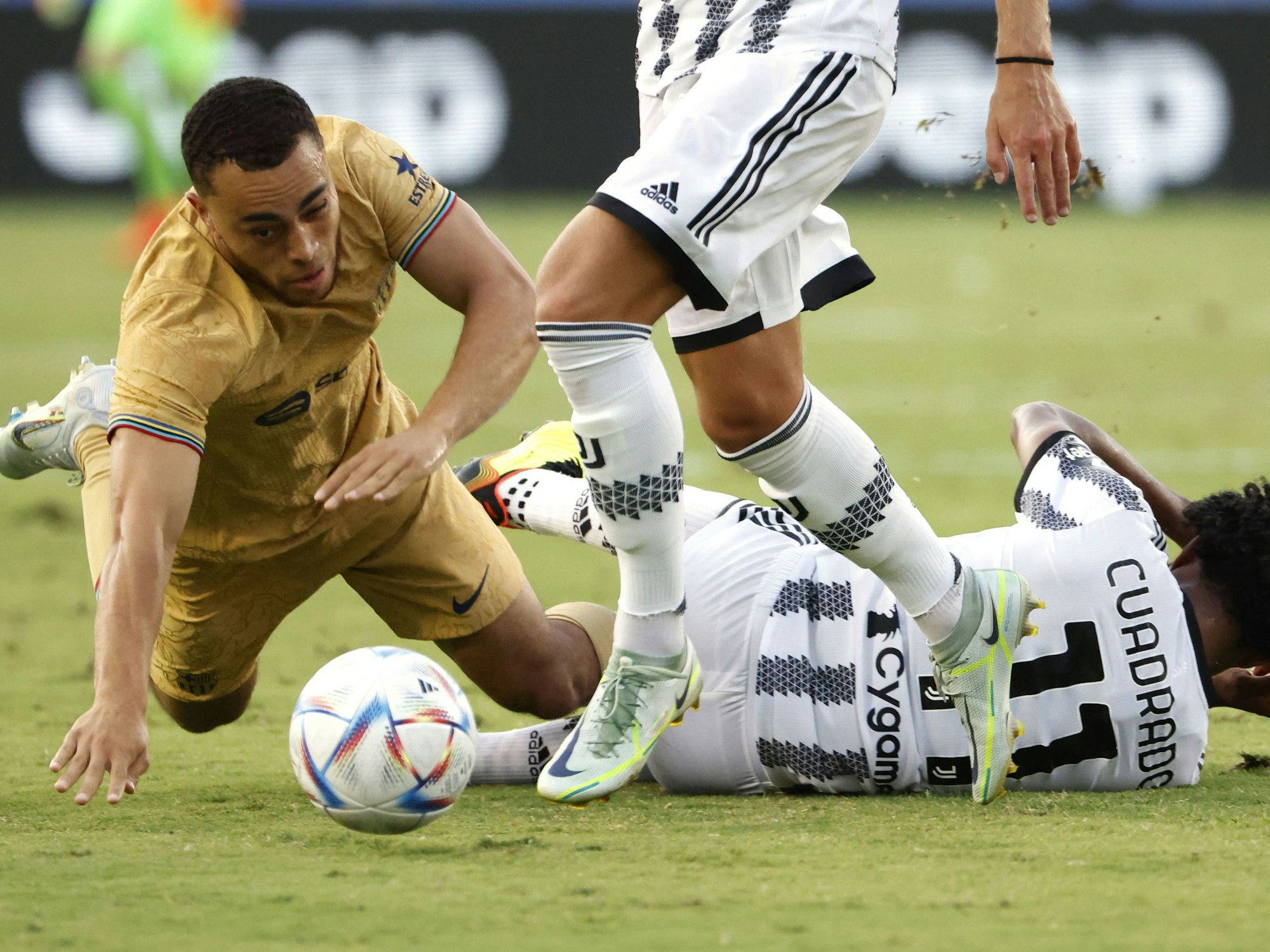 Sergino Dest fällt gegen Juventus Turin hin.