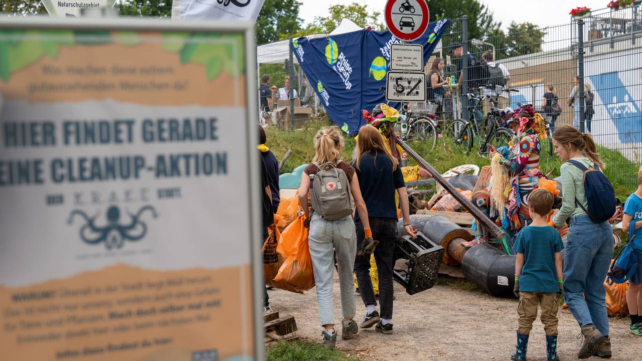 Helferinnen und Helfer bringen Müllsäcke an eine Sammelstelle.