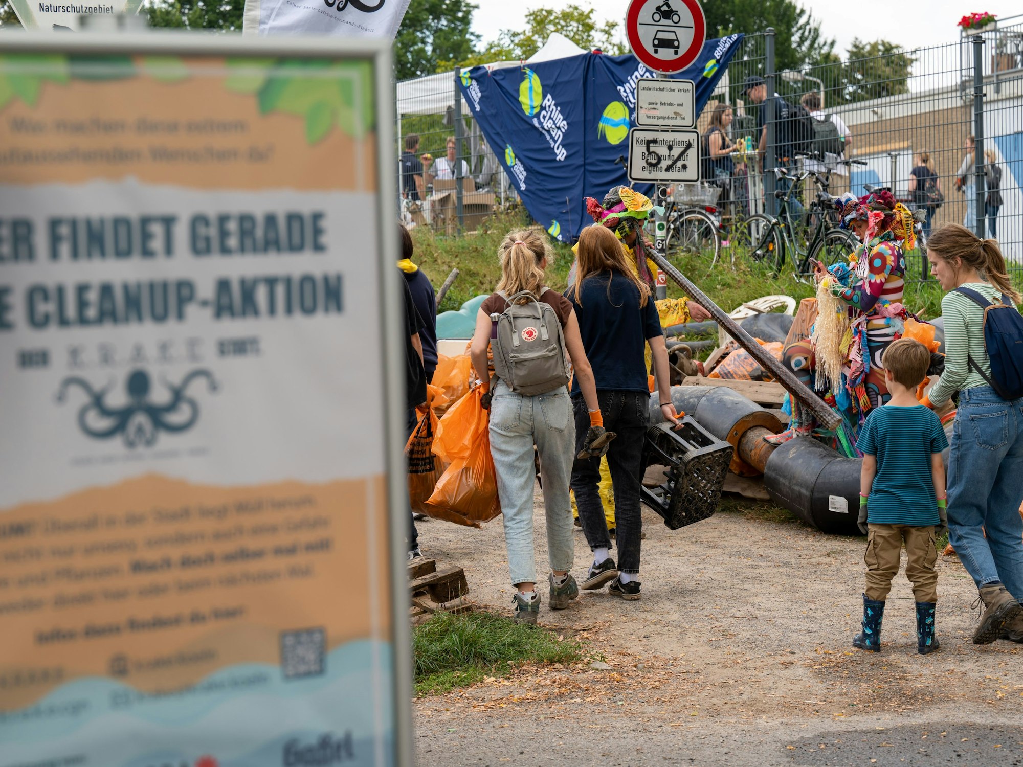Helferinnen und Helfer bringen Müllsäcke an eine Sammelstelle.