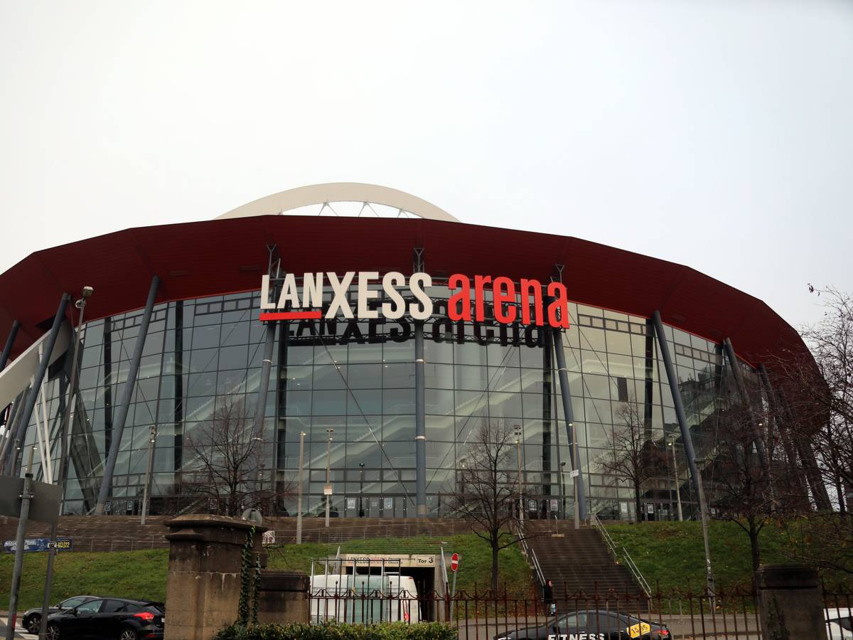 Die Außenfront der Lanxess-Arena in Köln.