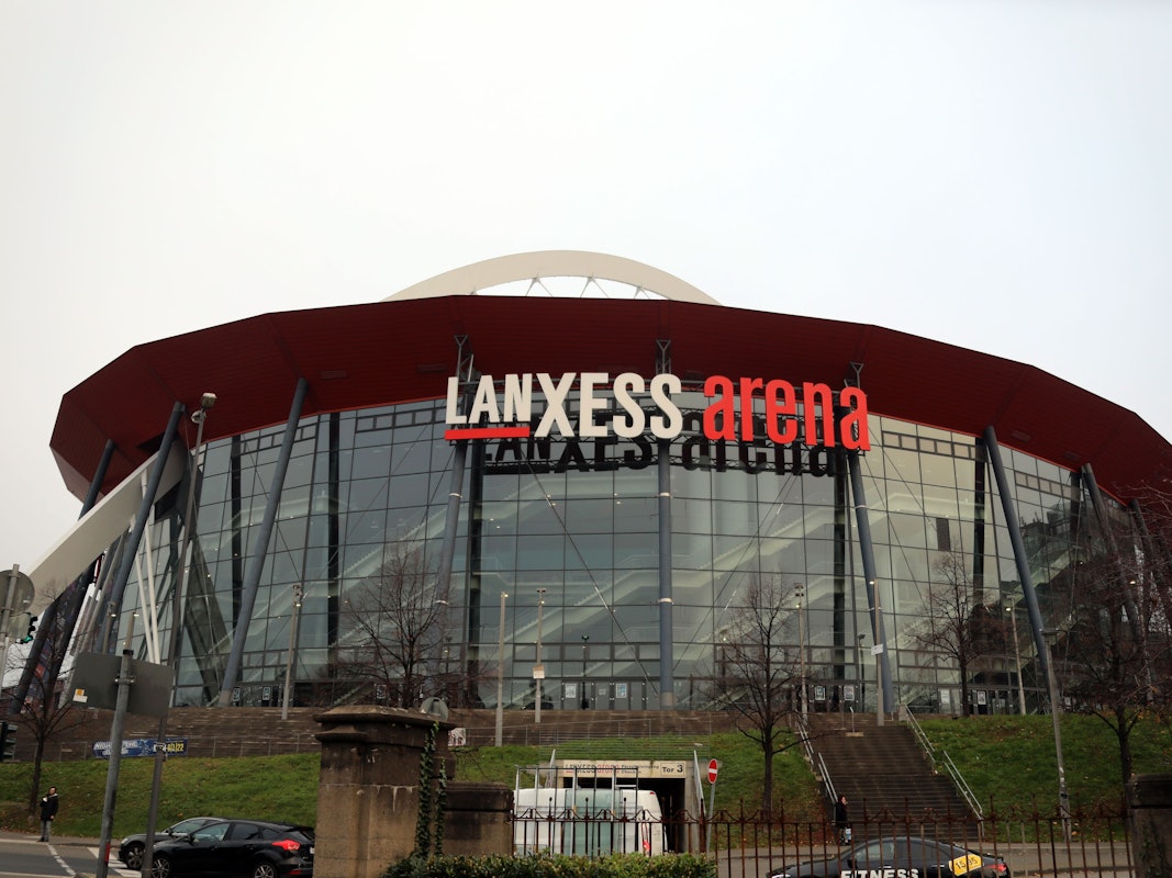 Die Außenfront der Lanxess-Arena in Köln.