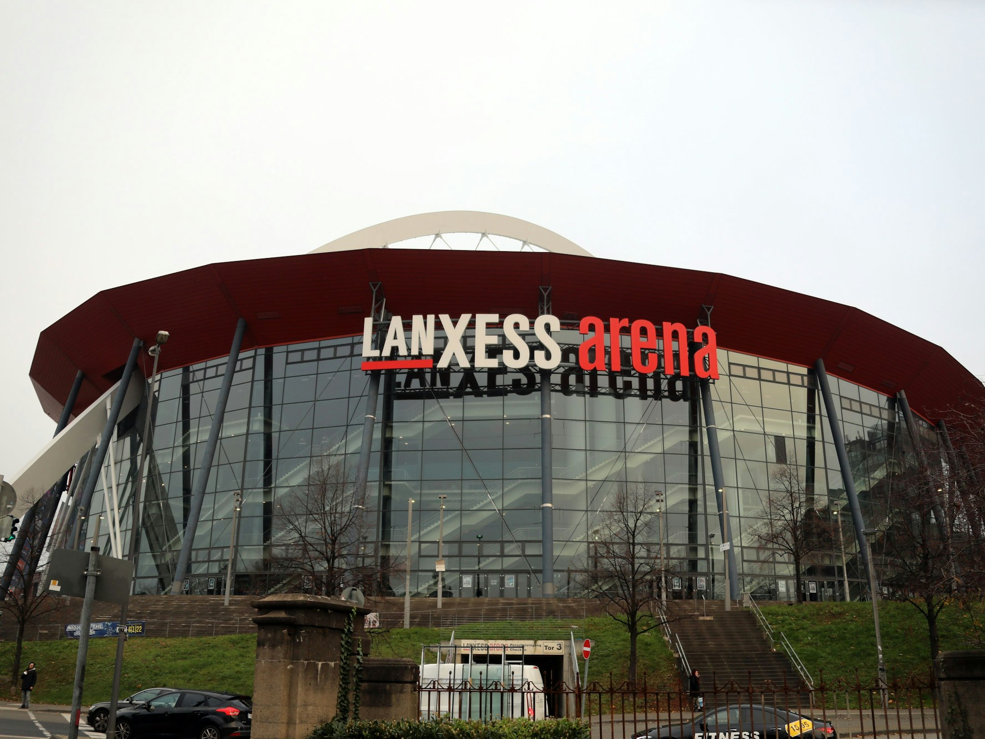 Die Außenfront der Lanxess-Arena in Köln.