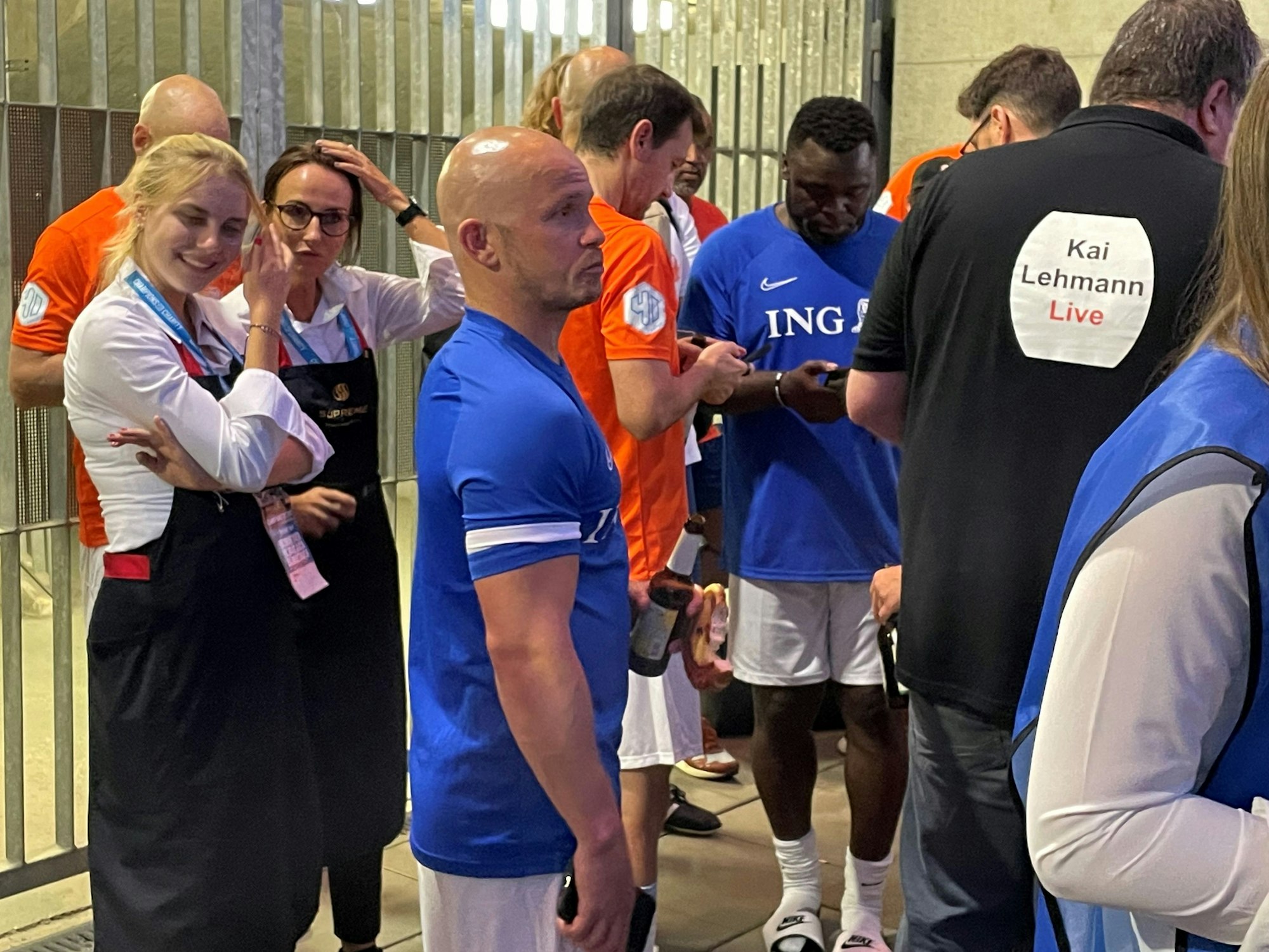Gerald Asamoah (M.) und die Sport-Stars von „Champions For Charity“ stehen am Mittwochabend (24. August 2022) vor dem Frankfurter Stadion