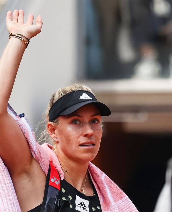 Angelique Kerber winkt ins Publikum.