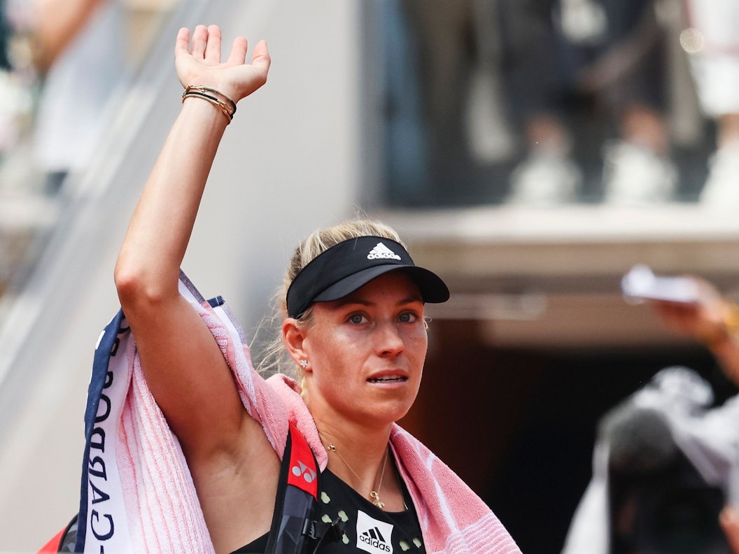 Angelique Kerber winkt ins Publikum.